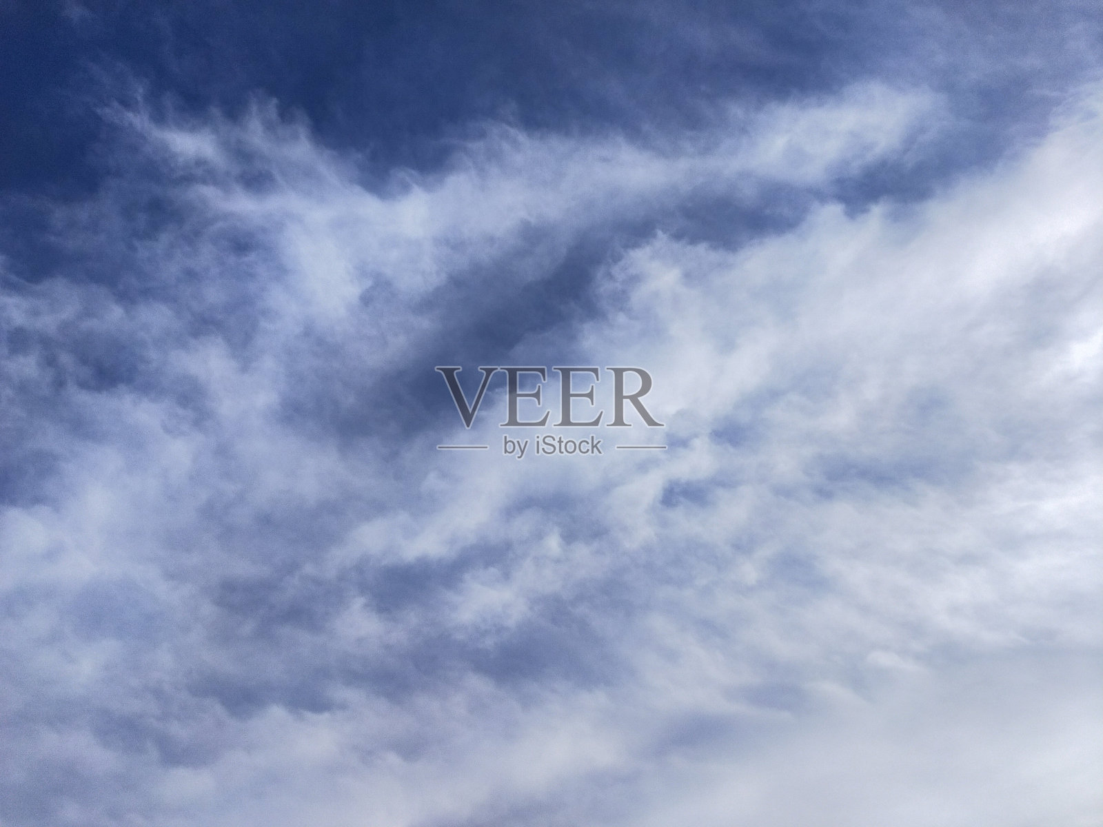 在美丽的早晨天空中可以看到创造性的云形成照片摄影图片