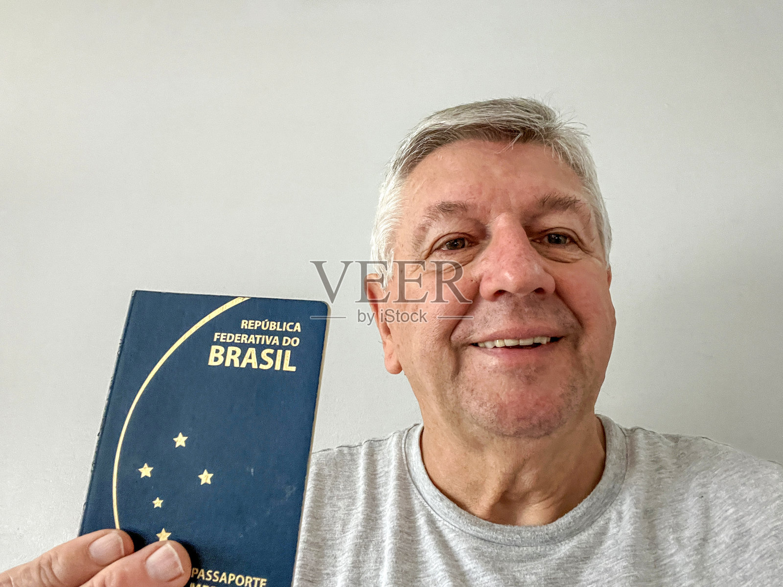 持有巴西护照的老人照片摄影图片