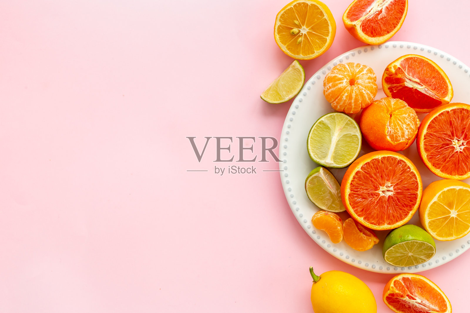 白色盘子里装满了新鲜的柑橘类水果，俯视图照片摄影图片