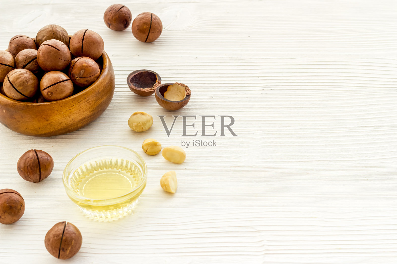 一碗澳洲坚果油和生坚果。用于化妆品或烹饪的天然油照片摄影图片