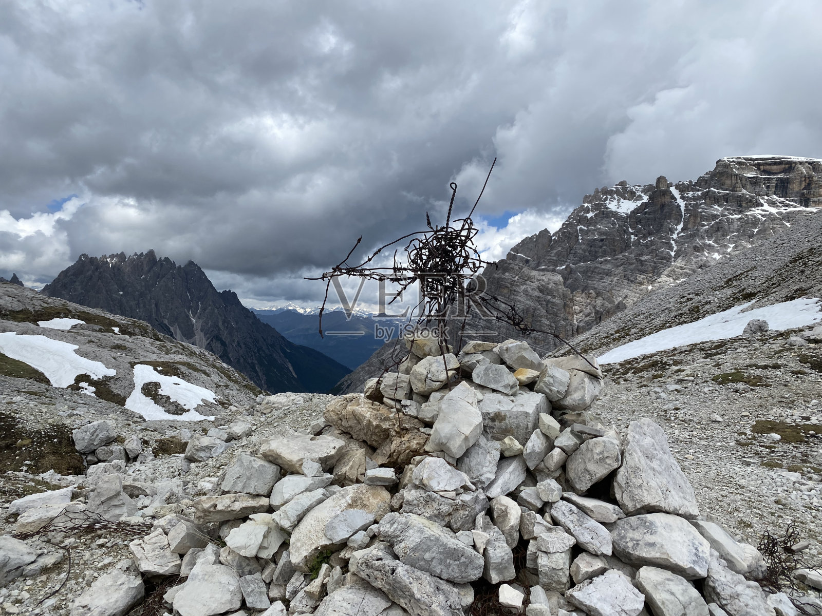 在白云石山脉的阿尔卑斯山徒步旅行照片摄影图片