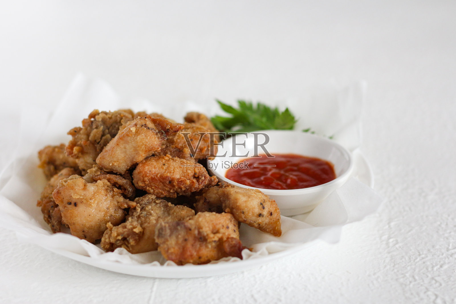 白色盘子里的鸡肉。照片摄影图片