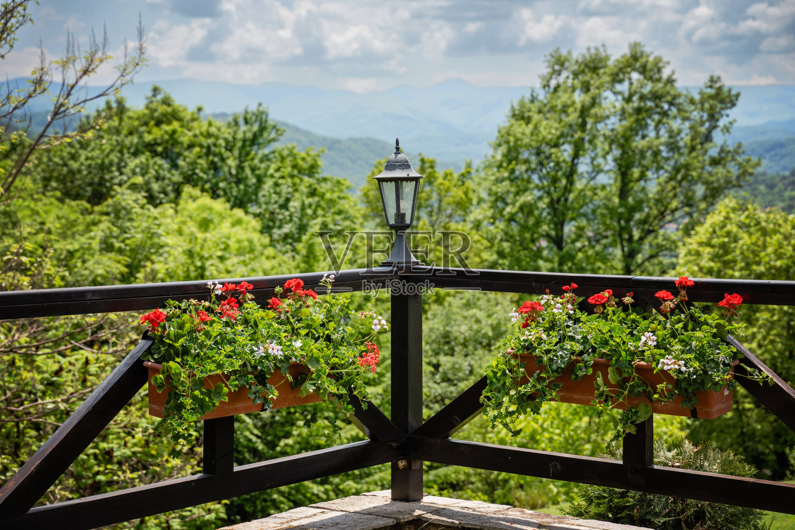 木栏杆上的花和灯笼照片摄影图片