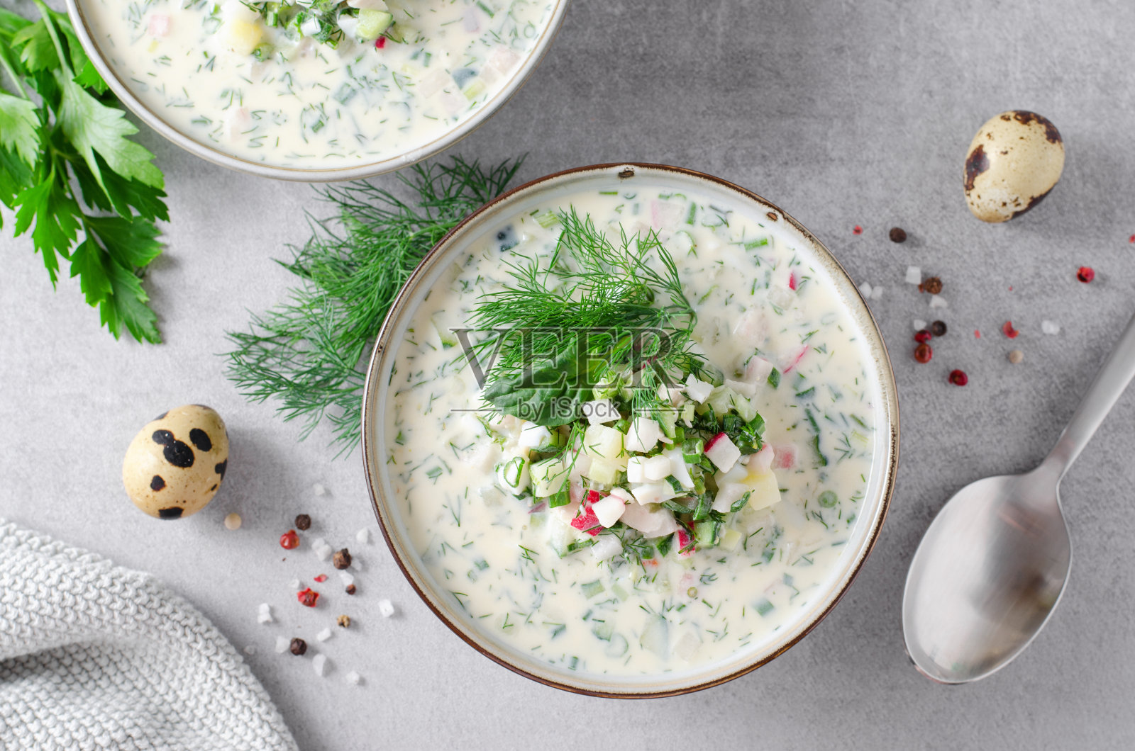 冷奥克罗什卡汤与鸡蛋，蔬菜，肉，香草和开菲尔在明亮的背景，夏季汤照片摄影图片