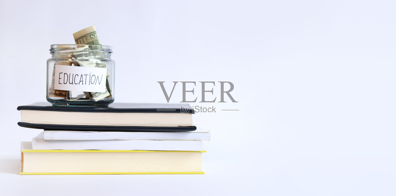 存钱罐里有用于教育的钱。本空间照片摄影图片