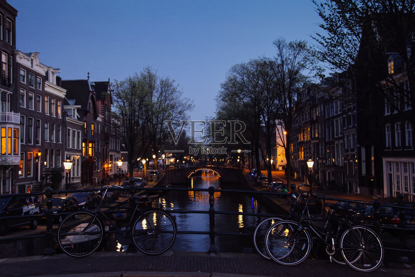 荷兰，阿姆斯特丹运河夜间架起自行车桥照片摄影图片
