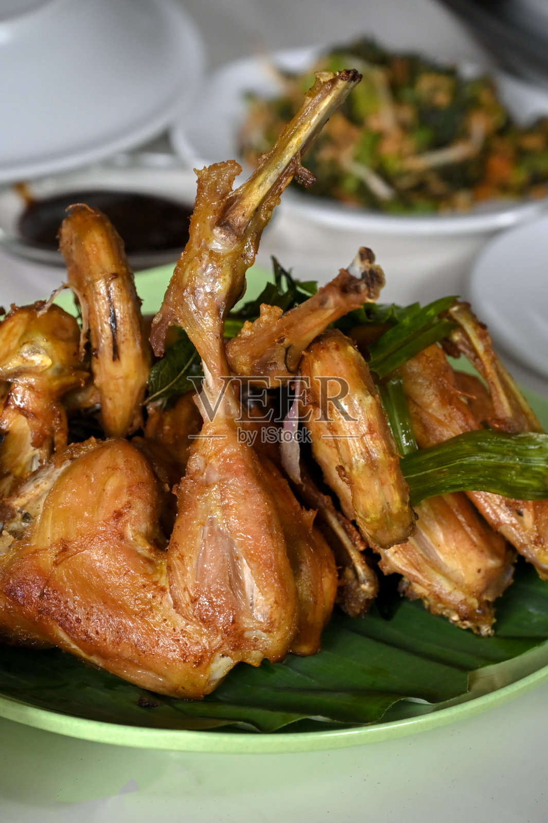 近距离烹饪亚齐炸鸡照片摄影图片