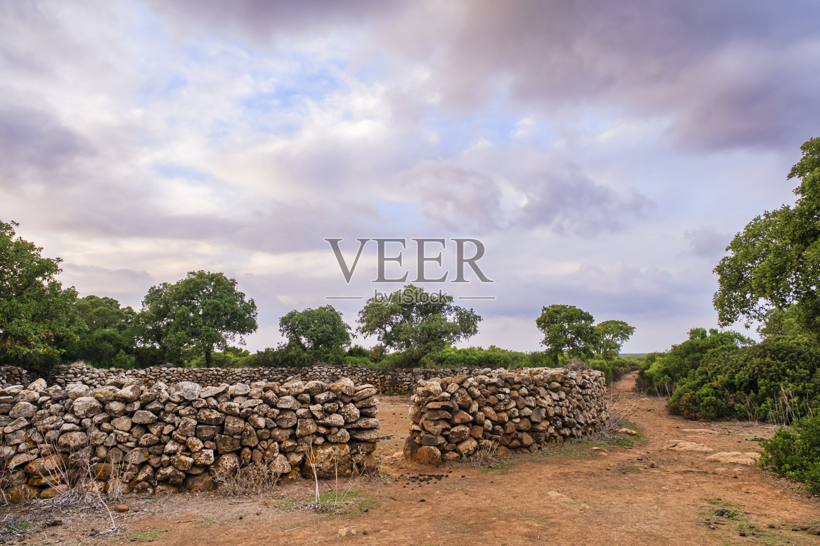 意大利撒丁岛，加拉公园的人行道照片摄影图片