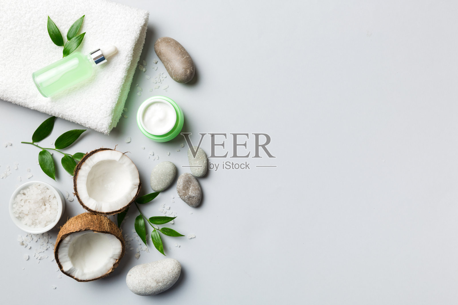 椰子与椰子油和化妆霜的彩色背景罐。前视图。为你的文字腾出空间。天然水疗椰子化妆品和有机治疗概念椰子水疗成分照片摄影图片