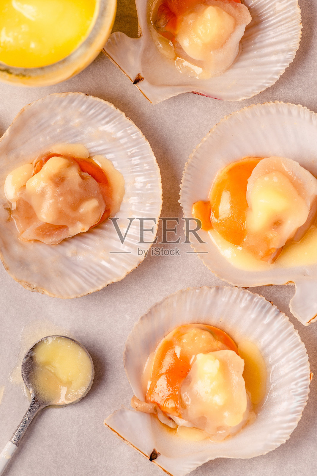 生扇贝配融化的黄油照片摄影图片