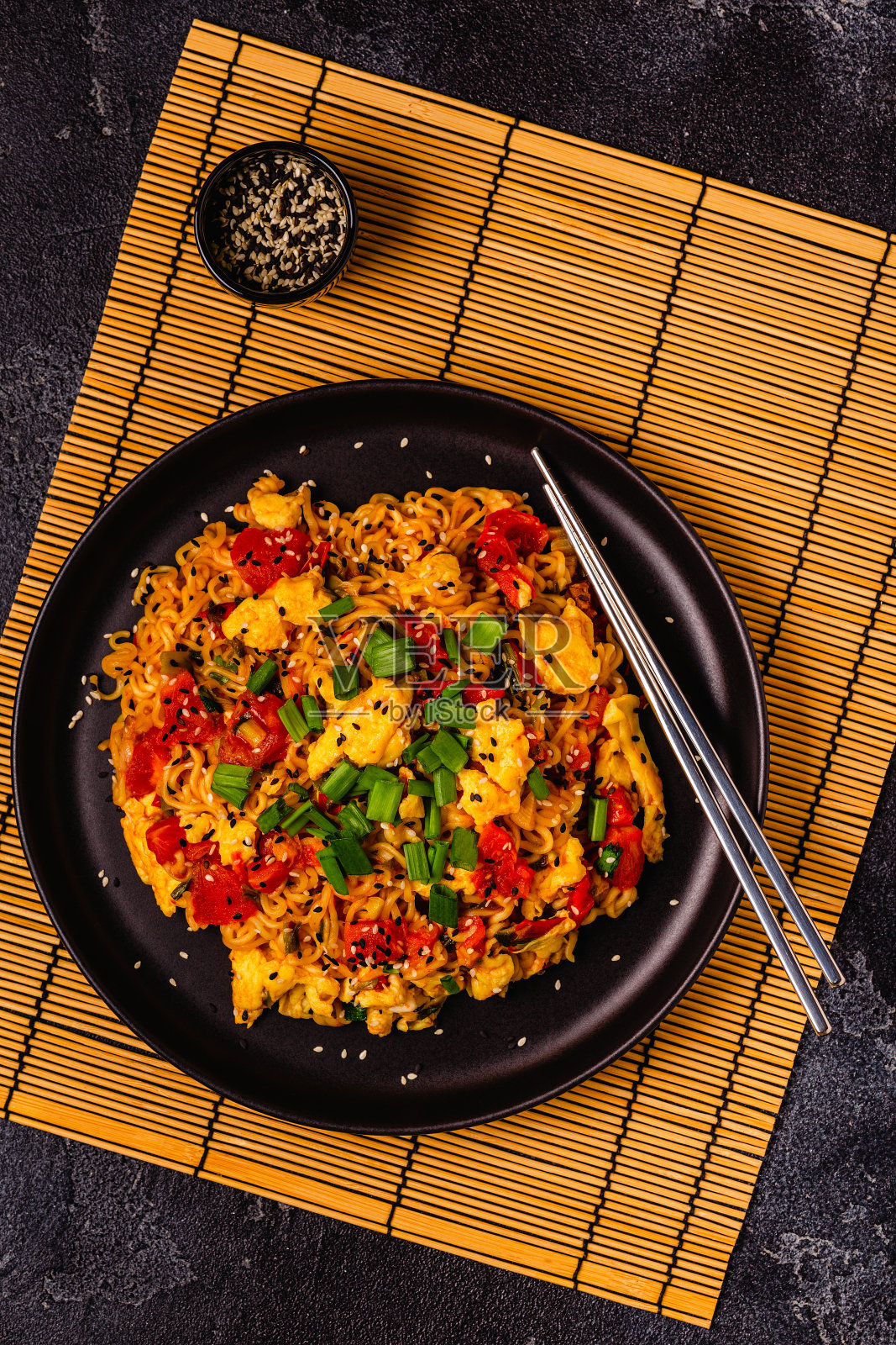 韩式方便面，西红柿炒蛋拉面。照片摄影图片