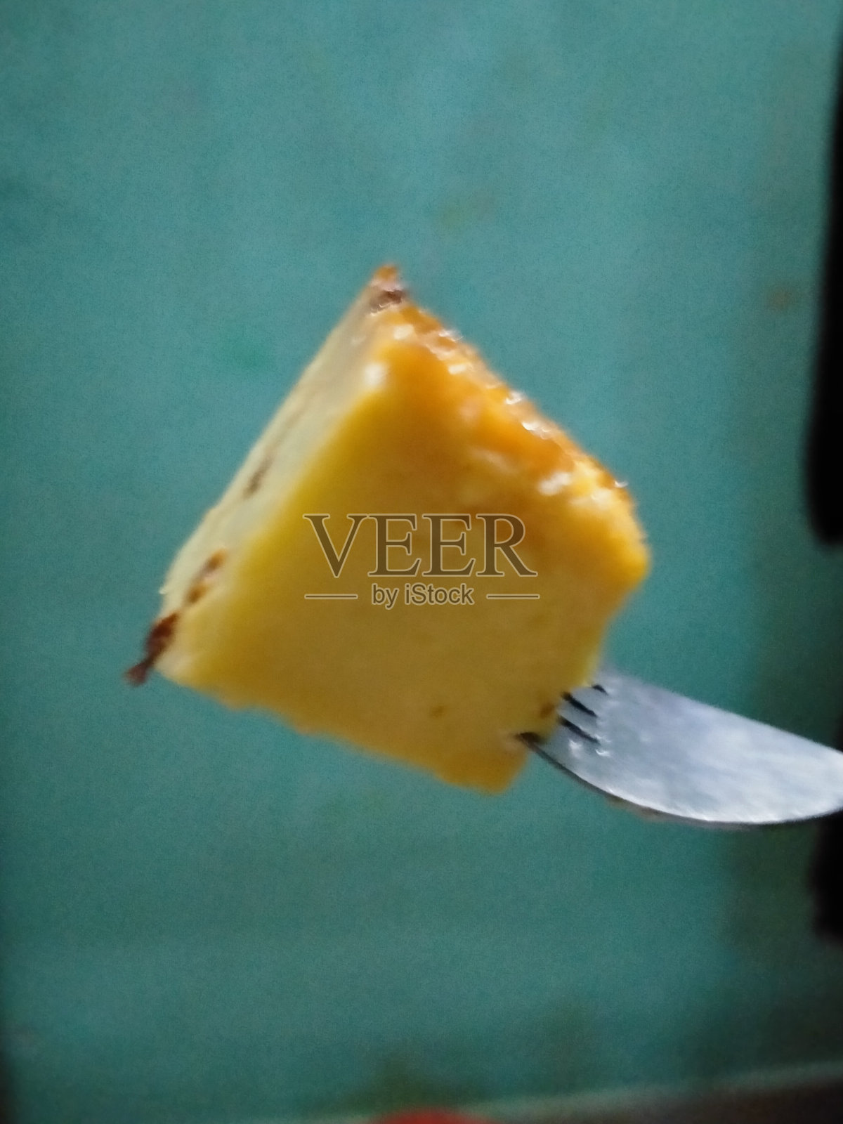 用叉子夹起甜食照片摄影图片