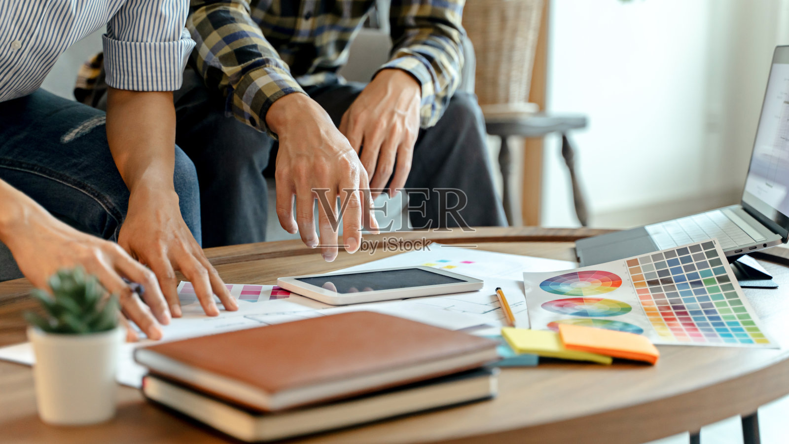 设计师头脑风暴应用程序的移动创意数字。用户体验UX。用户界面设计UIÂ照片摄影图片