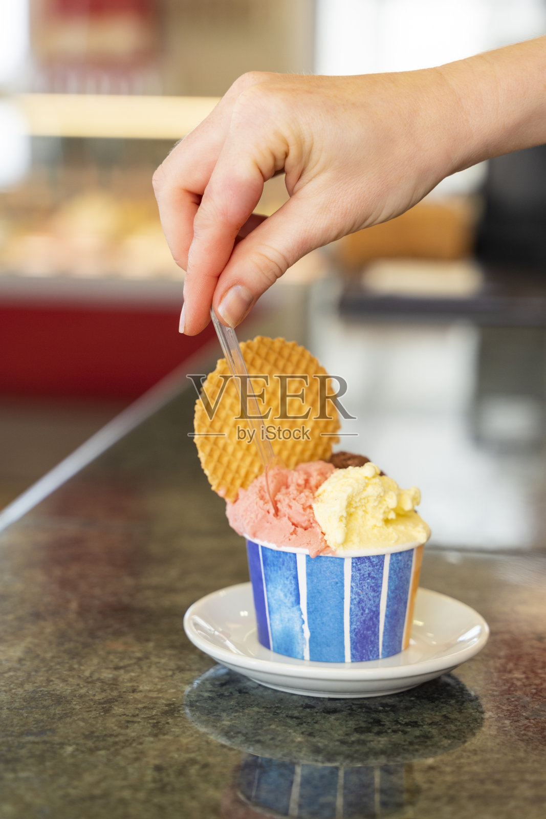 一桶两种口味的冰淇淋和一块饼干照片摄影图片