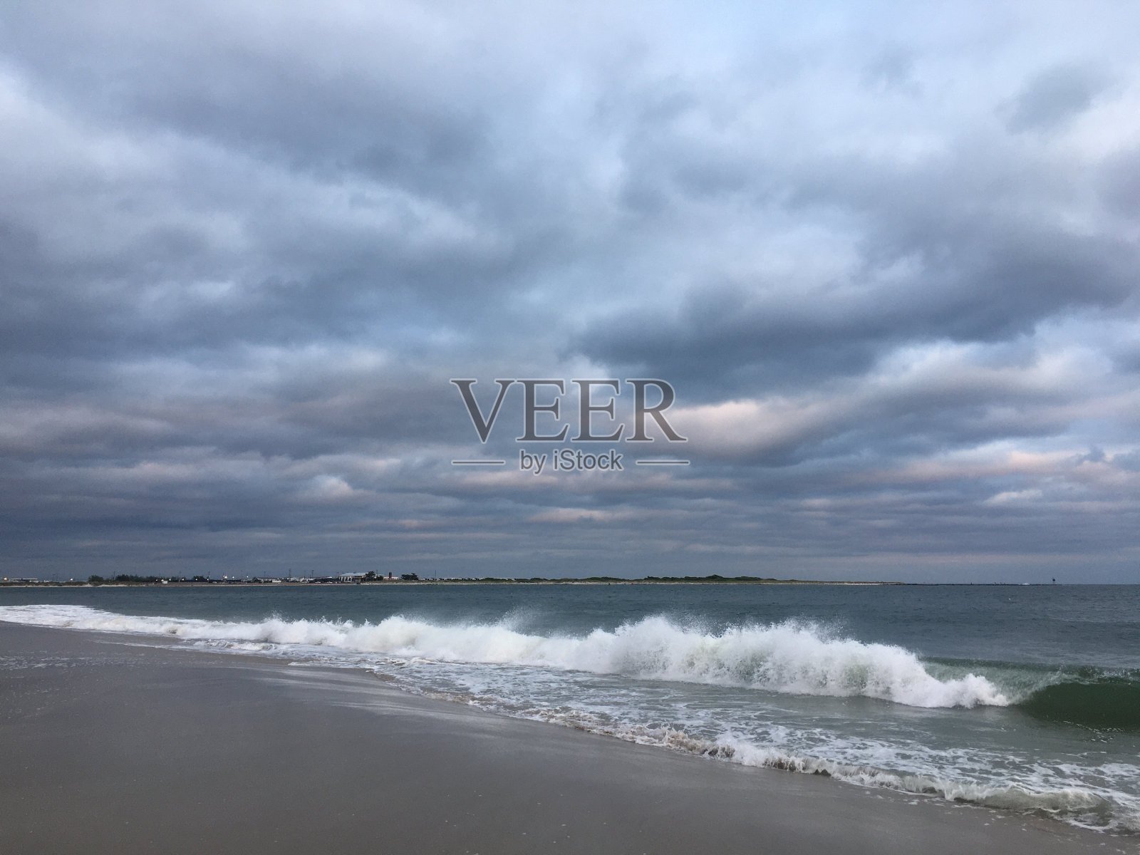 6月多云的黄金时间，在纽约州纽约的Far Rockaway。照片摄影图片