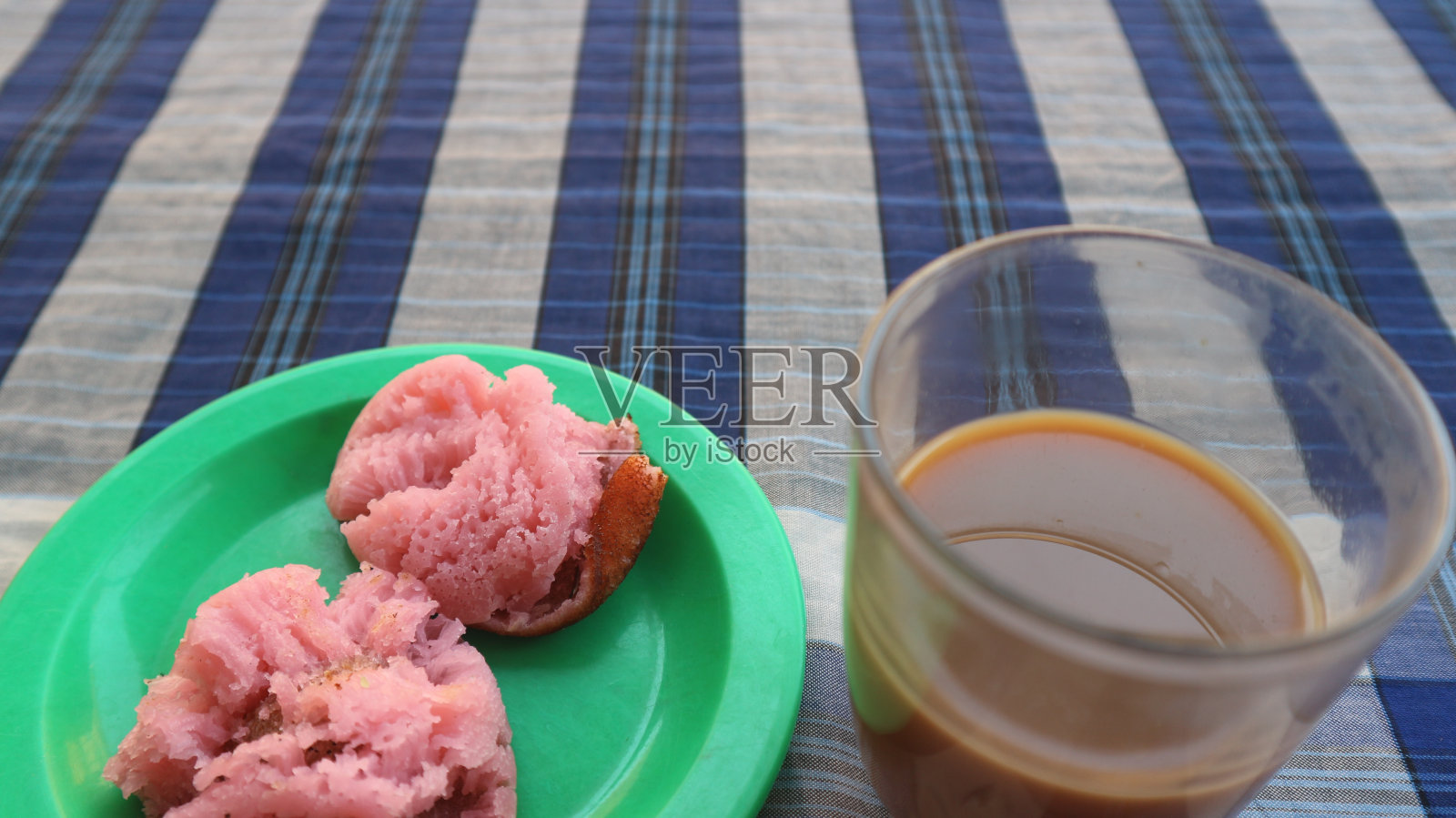 零食的形式是两个卡拉比康和一杯热咖啡照片摄影图片