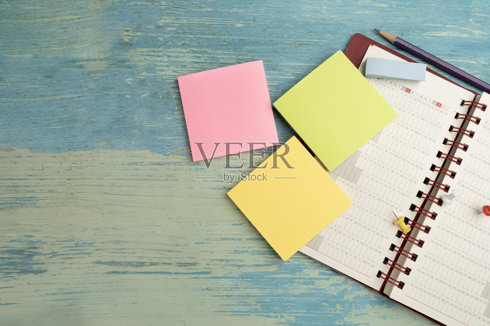 彩色桌面背景上的日历特写，规划商务会议或旅行规划概念照片摄影图片