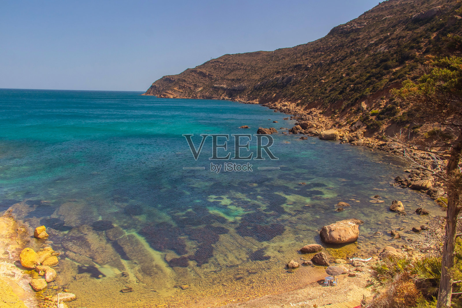 阿玛尔湾:在突尼斯科尔伯斯，山脉与海滩交汇的地方照片摄影图片