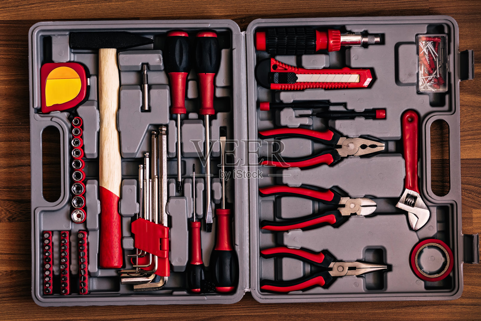 灰色工具箱和红色工具。前视图。照片摄影图片