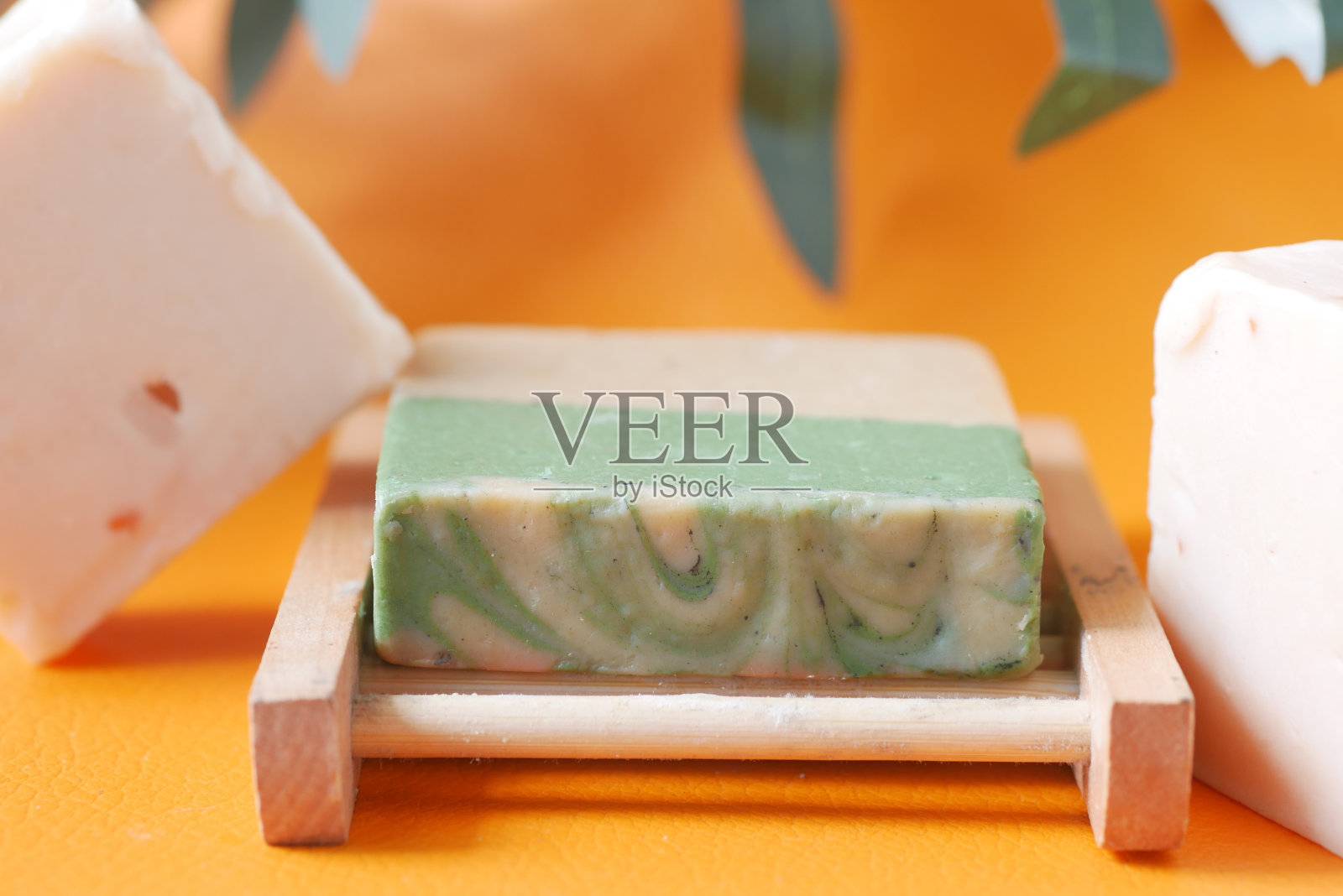 黑色背景的自制天然肥皂条照片摄影图片