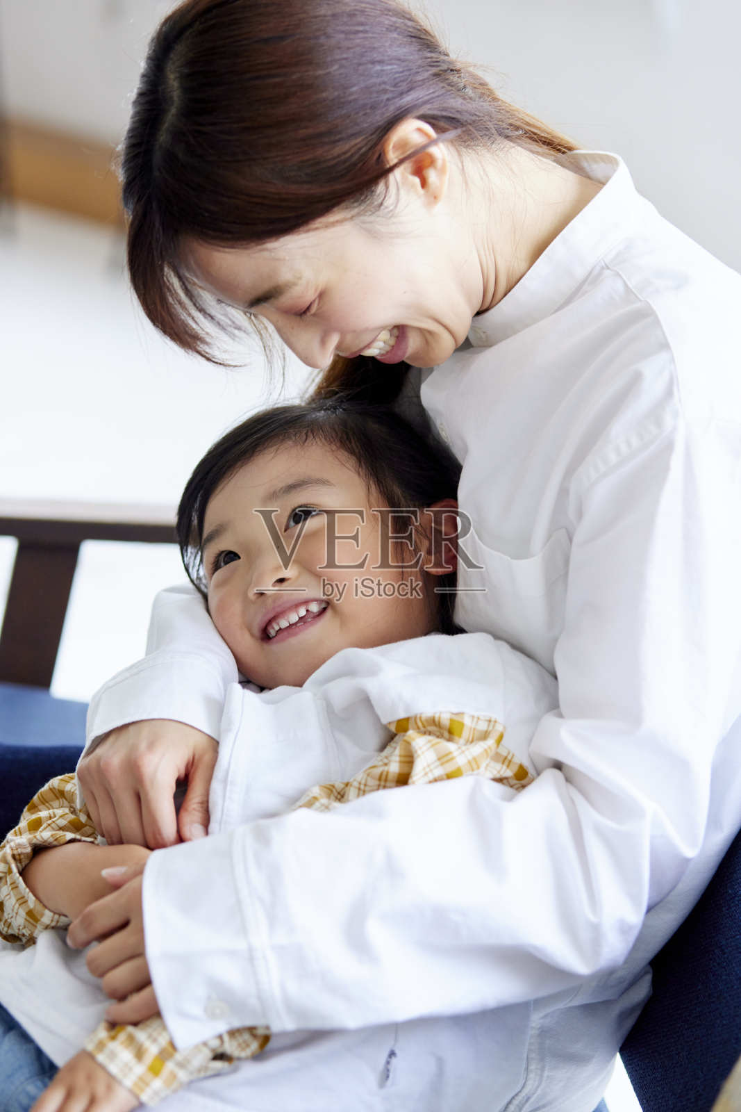 妈妈和女儿在客厅里玩耍照片摄影图片