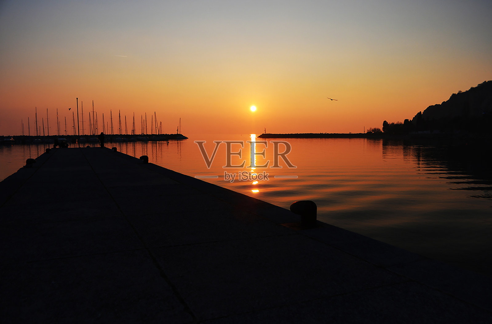 码头上的夕阳。照片摄影图片