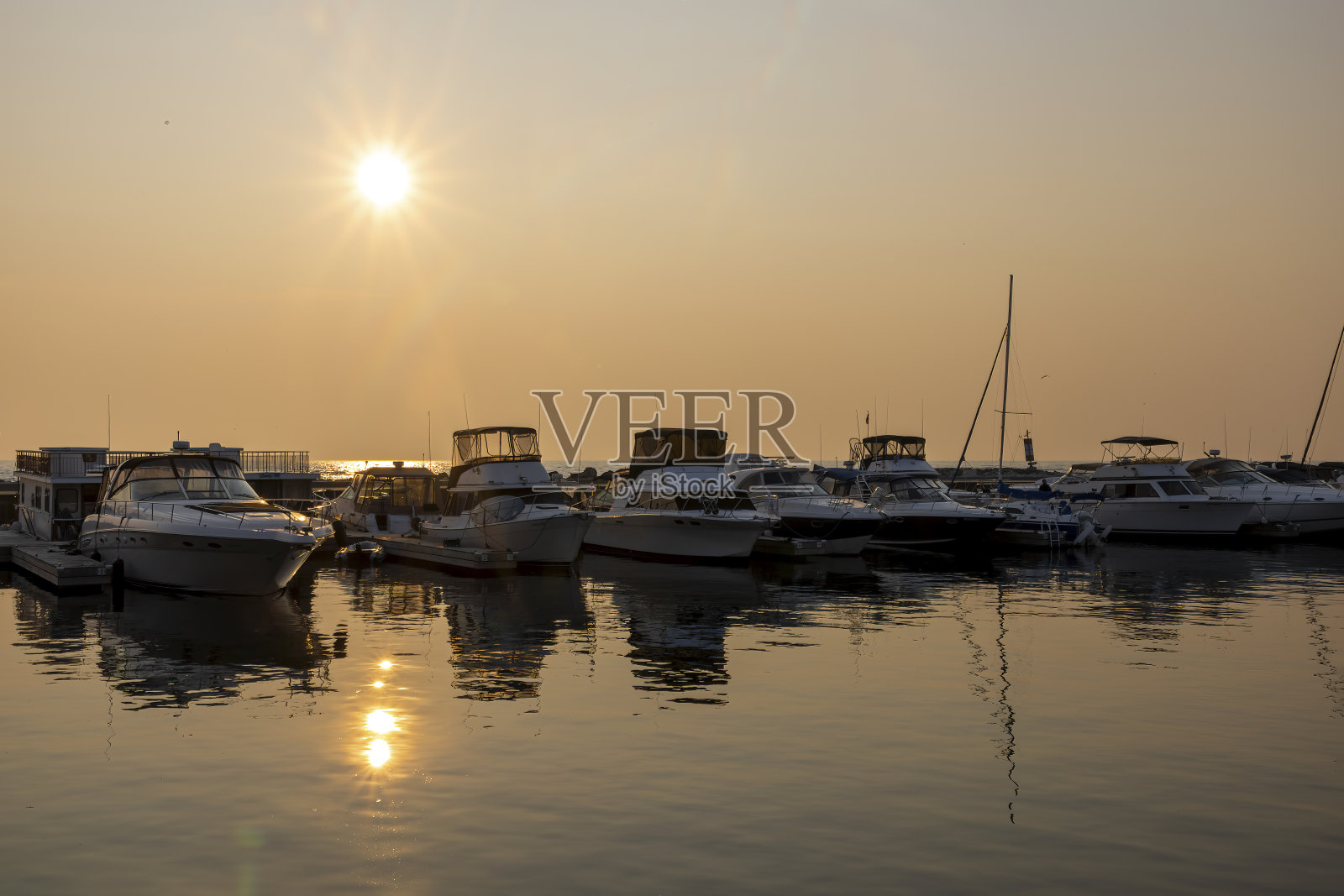 日落时分的一排船，埃尔金港，安大略省照片摄影图片