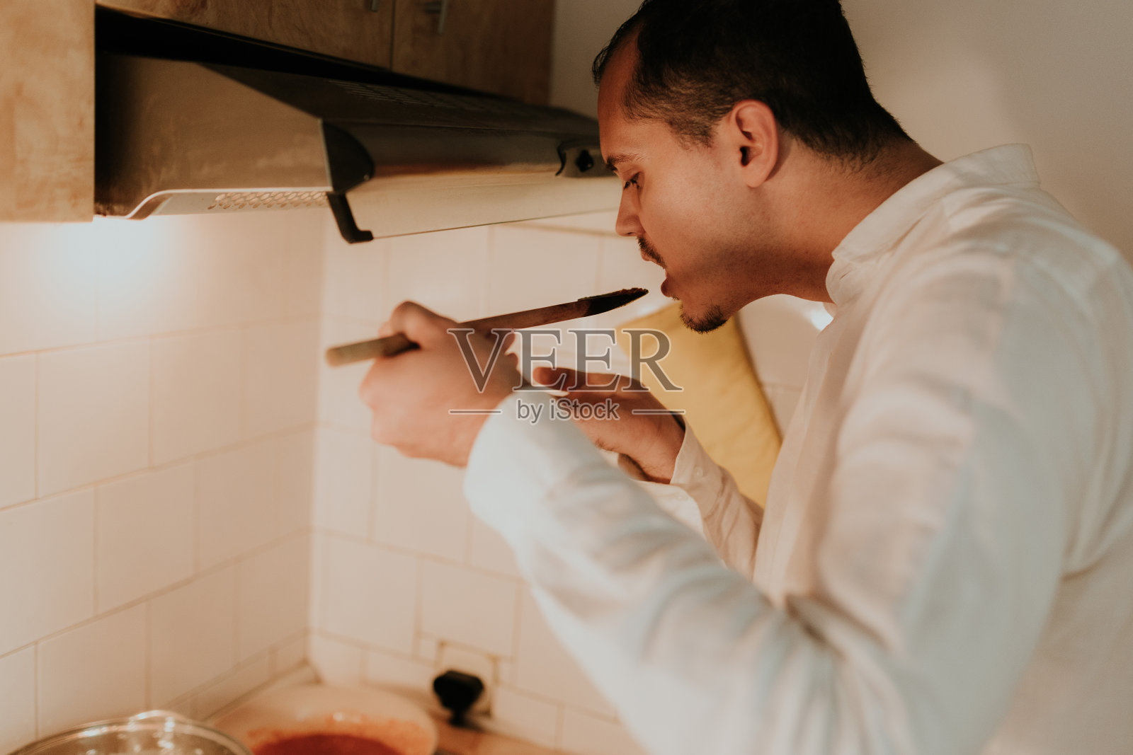 品尝意大利面酱照片摄影图片