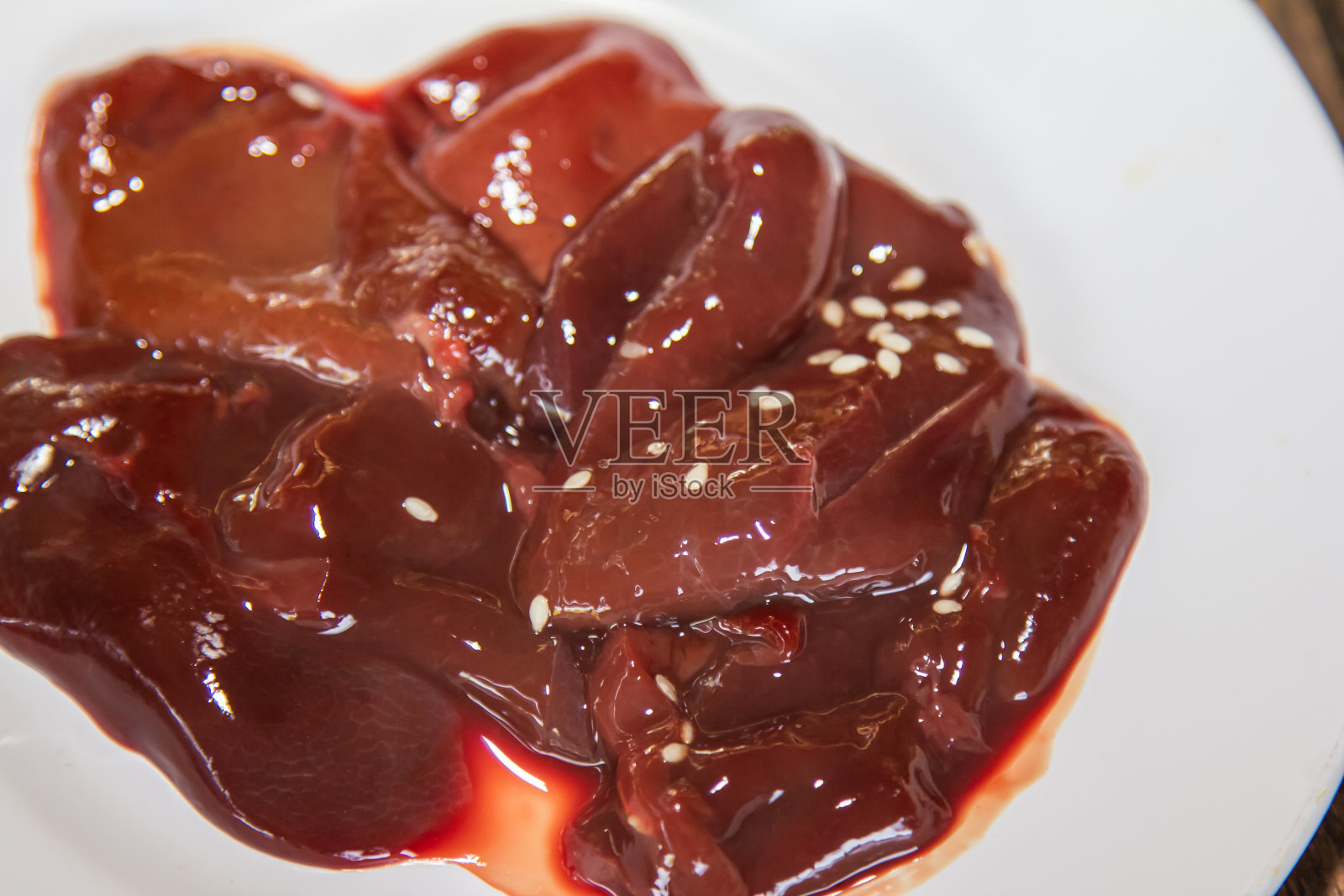 食材和原料用白色盘子盛涮锅、寿喜烧和猪肉。照片摄影图片