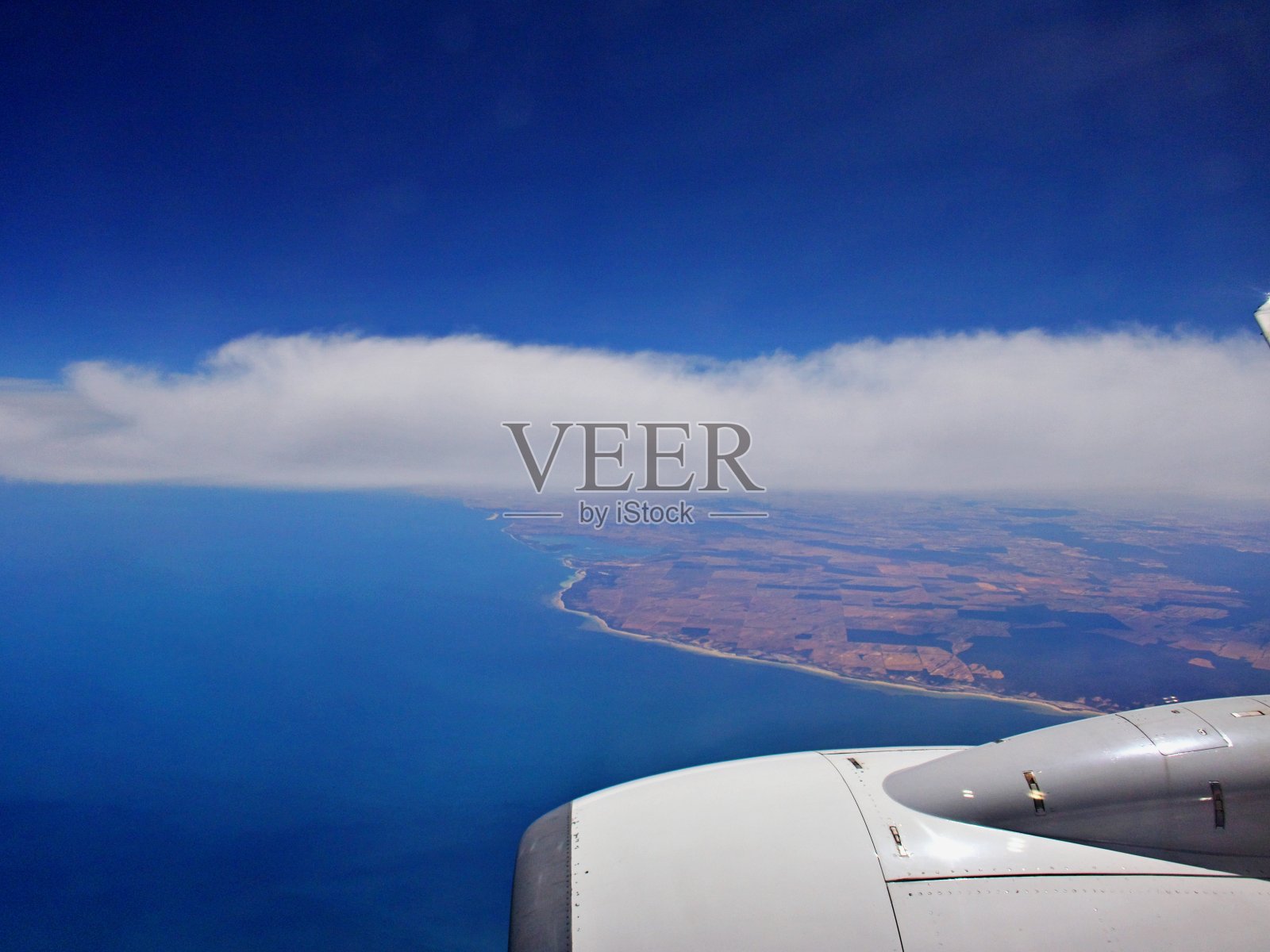 飞越澳大利亚海岸线照片摄影图片