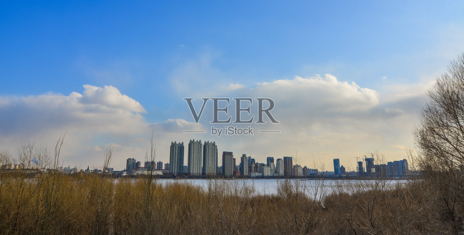 哈尔滨的城市景观与冰河照片摄影图片