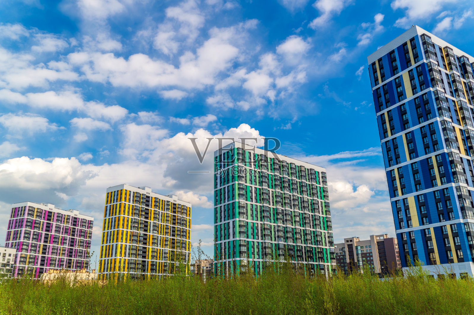 城市景观与现代高层住宅建筑。从低点拍摄的风景照片摄影图片