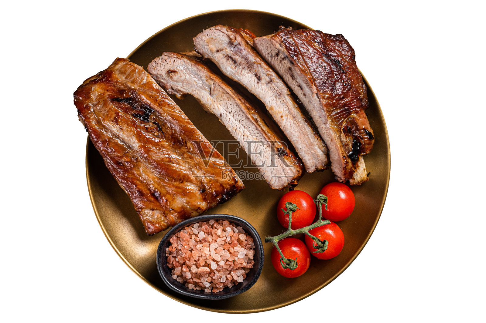 切碎的烧烤排骨和香草放在盘子里。孤立在白色背景上。照片摄影图片