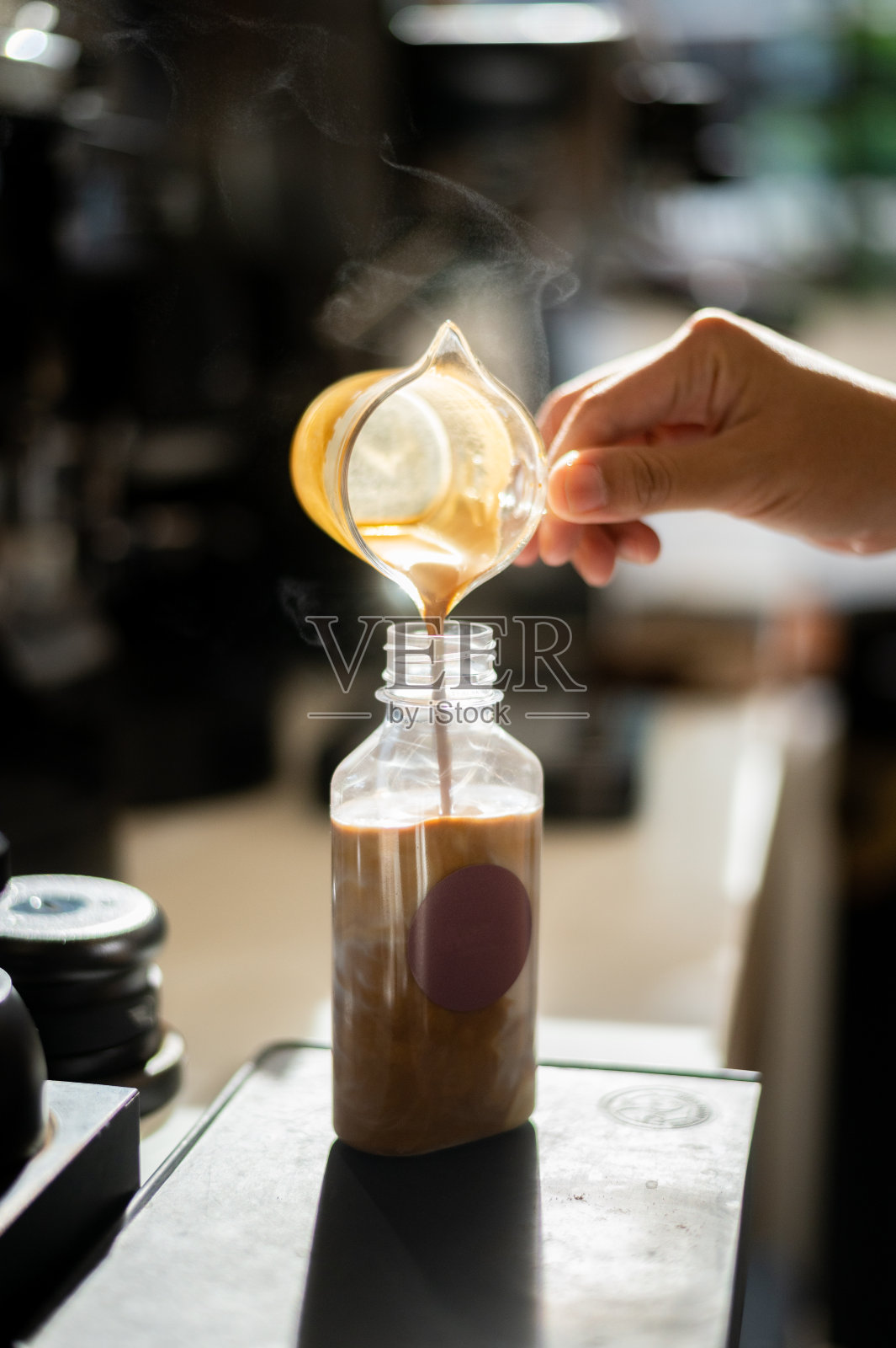 桌上有一杯咖啡照片摄影图片