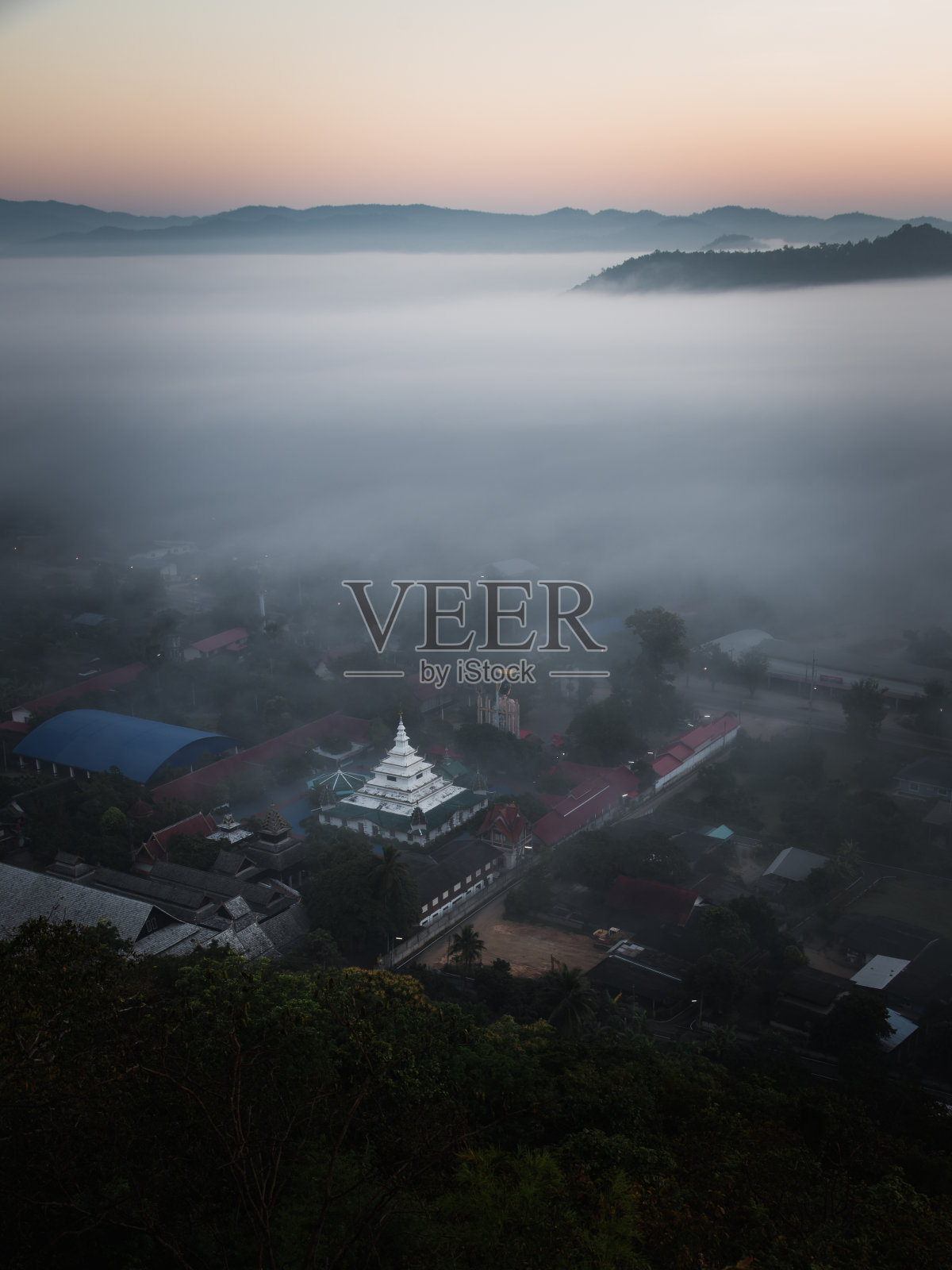 在山寺上旅行。照片摄影图片