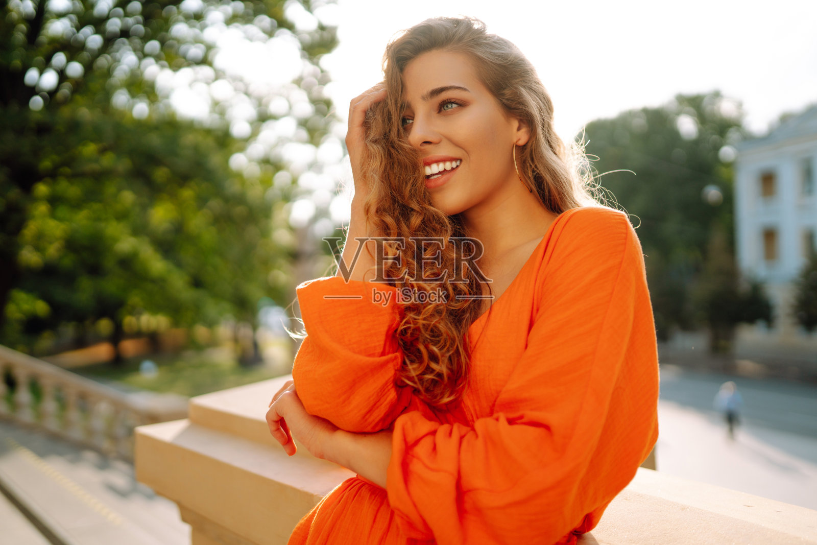 快乐的女游客在城市里漫步。Euro-trip。照片摄影图片