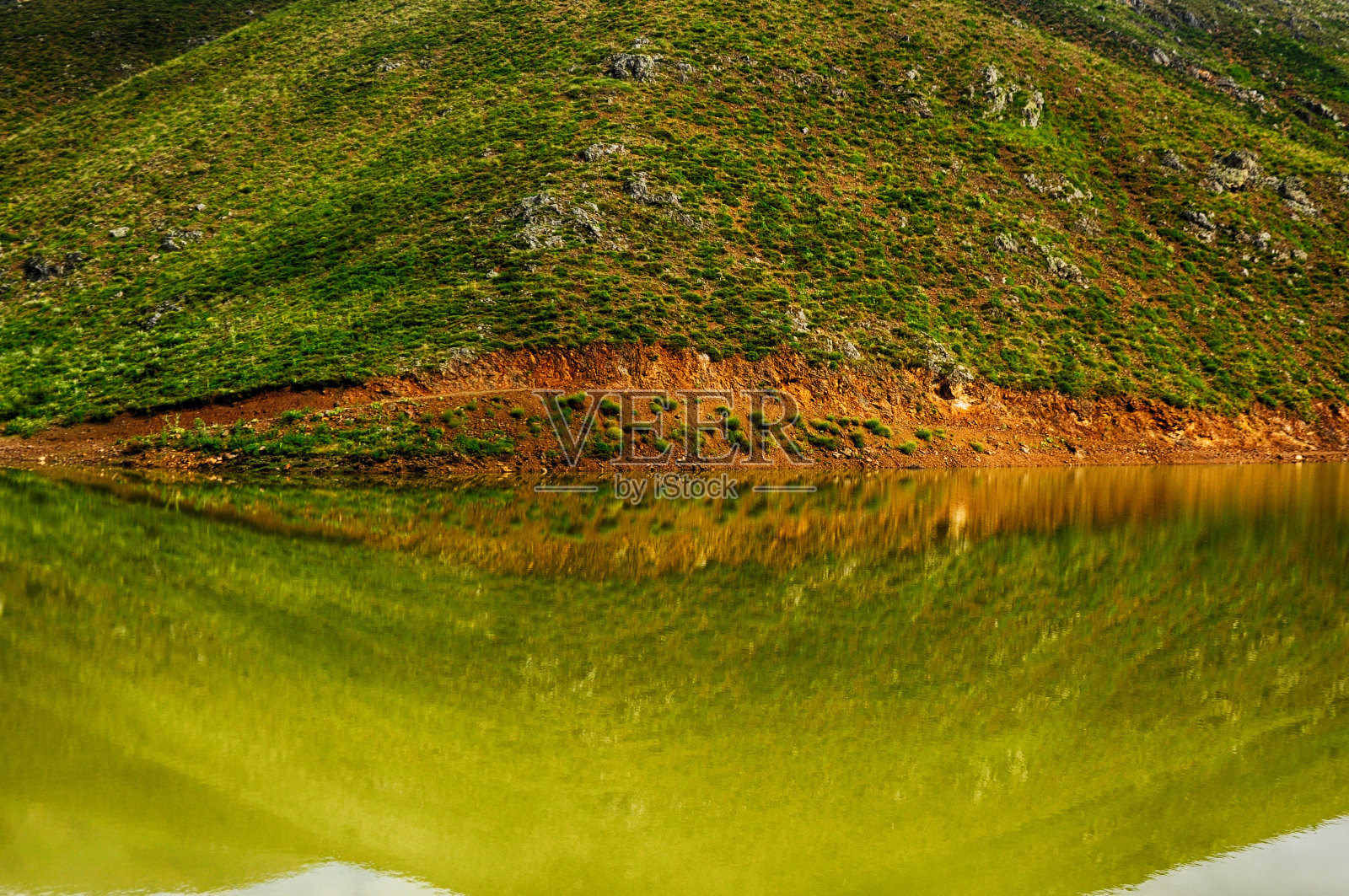 位于土耳其马尼萨Salihli的Bozdaglar山的小湖照片摄影图片