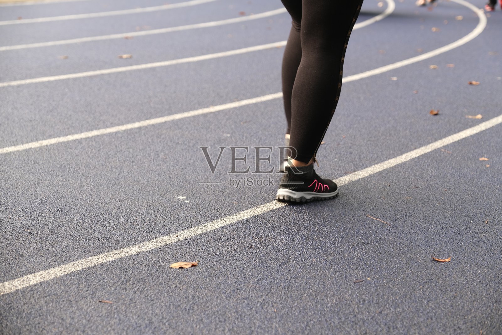 人们早上在跑道上跑步照片摄影图片