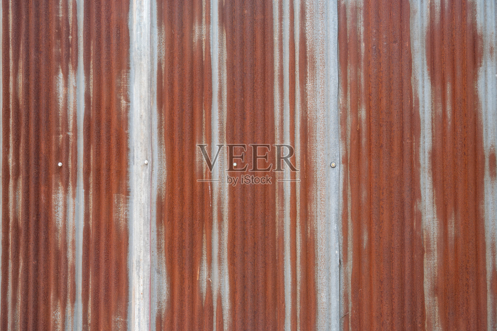 锈迹斑斑的旧铁皮屋顶有了纹路。照片摄影图片