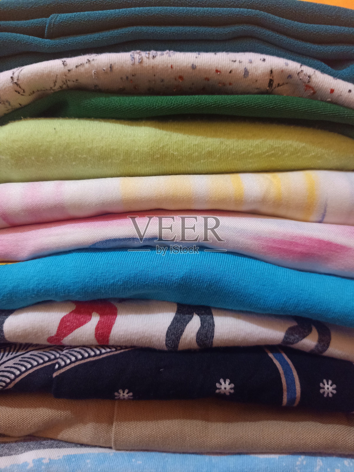 一堆叠好的衣服照片摄影图片