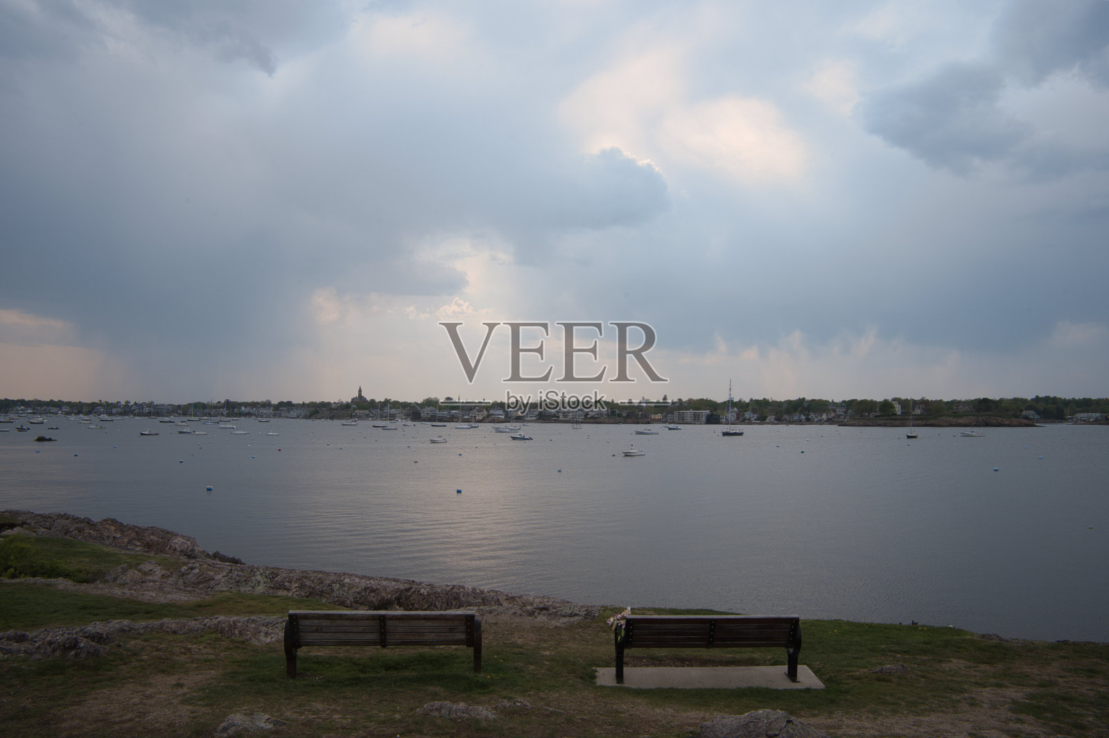 海边的两把椅子照片摄影图片