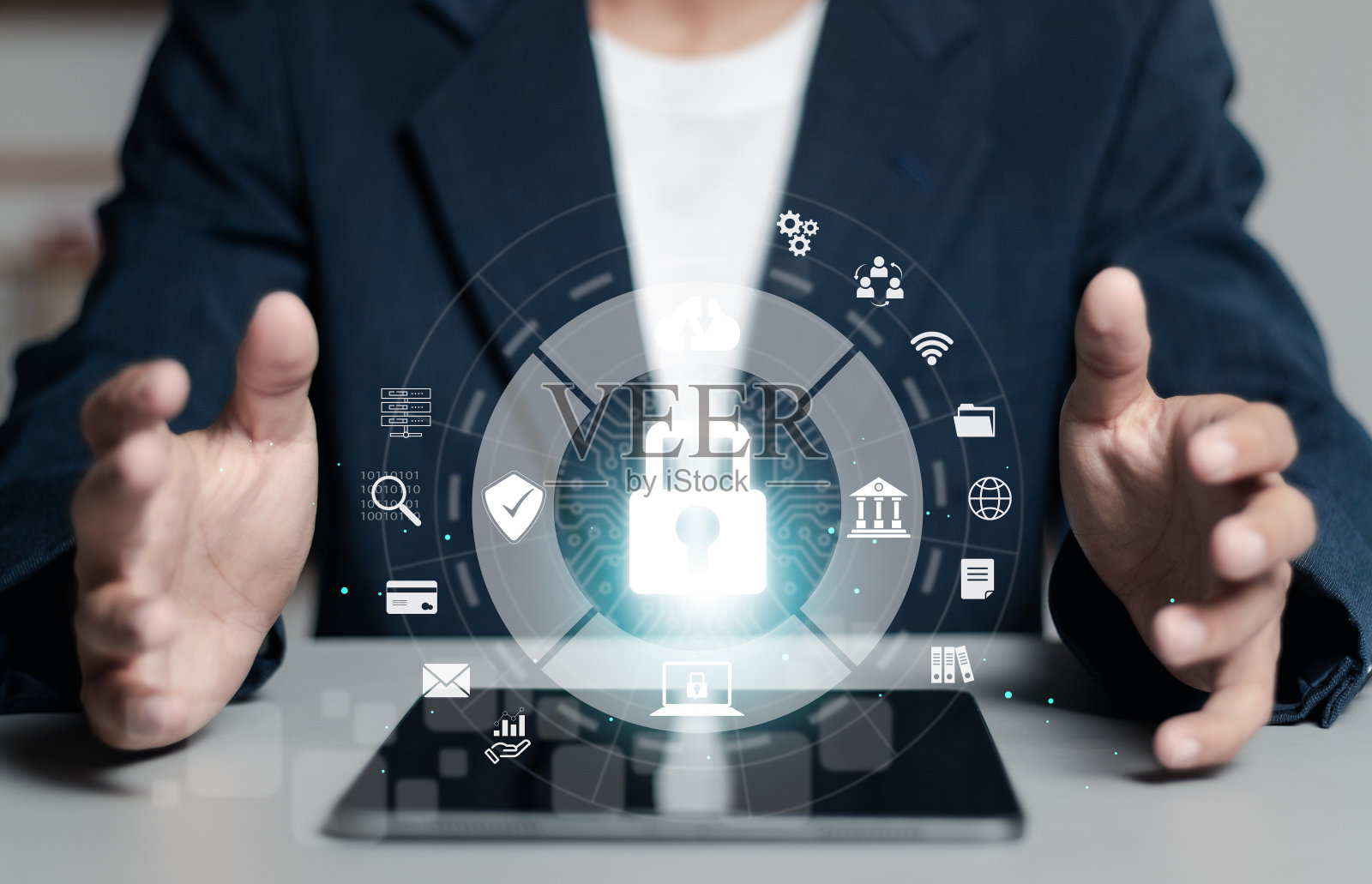 网络安全系统概念。商人使用带有挂锁图标的平板电脑来保护自己免受网络攻击。照片摄影图片