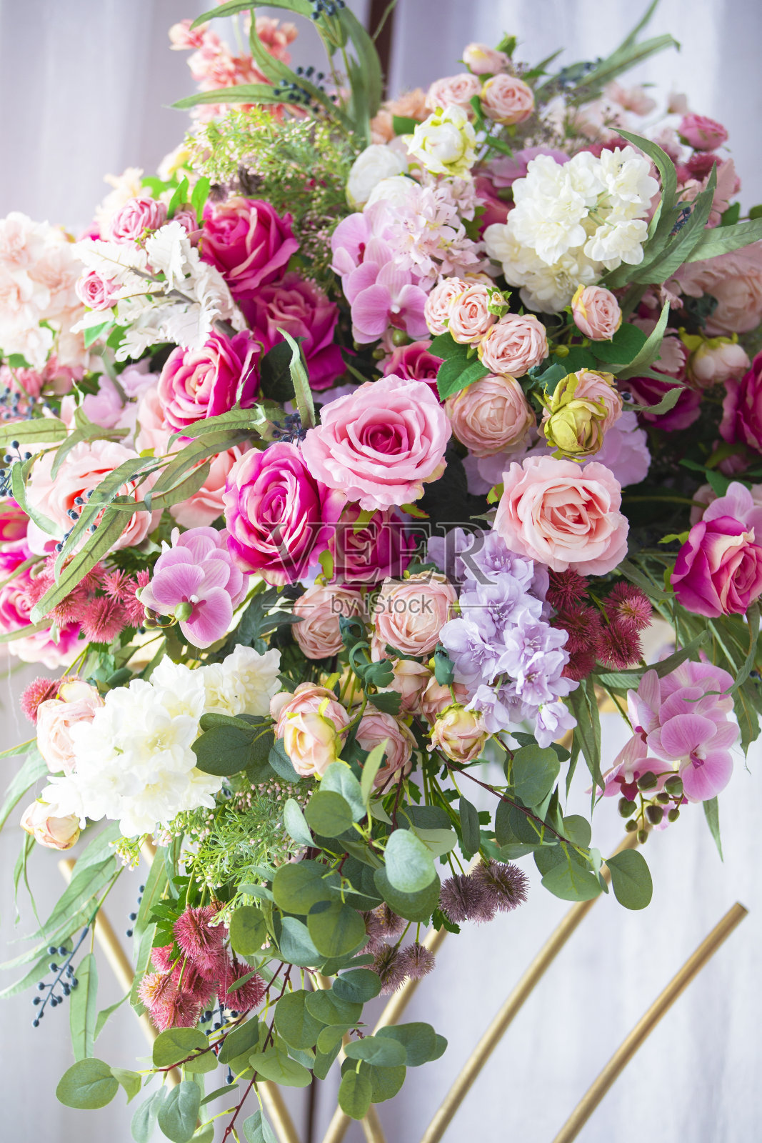 不同品种的人造花组成。花的背景。照片摄影图片