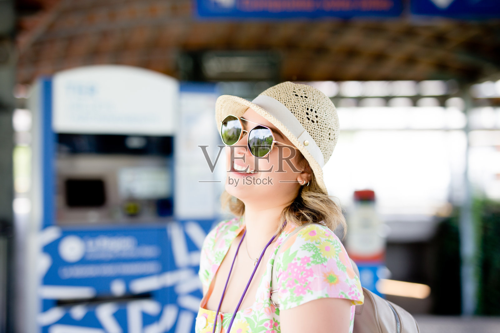 快乐的游客在里昂提着行李箱坐在那里照片摄影图片