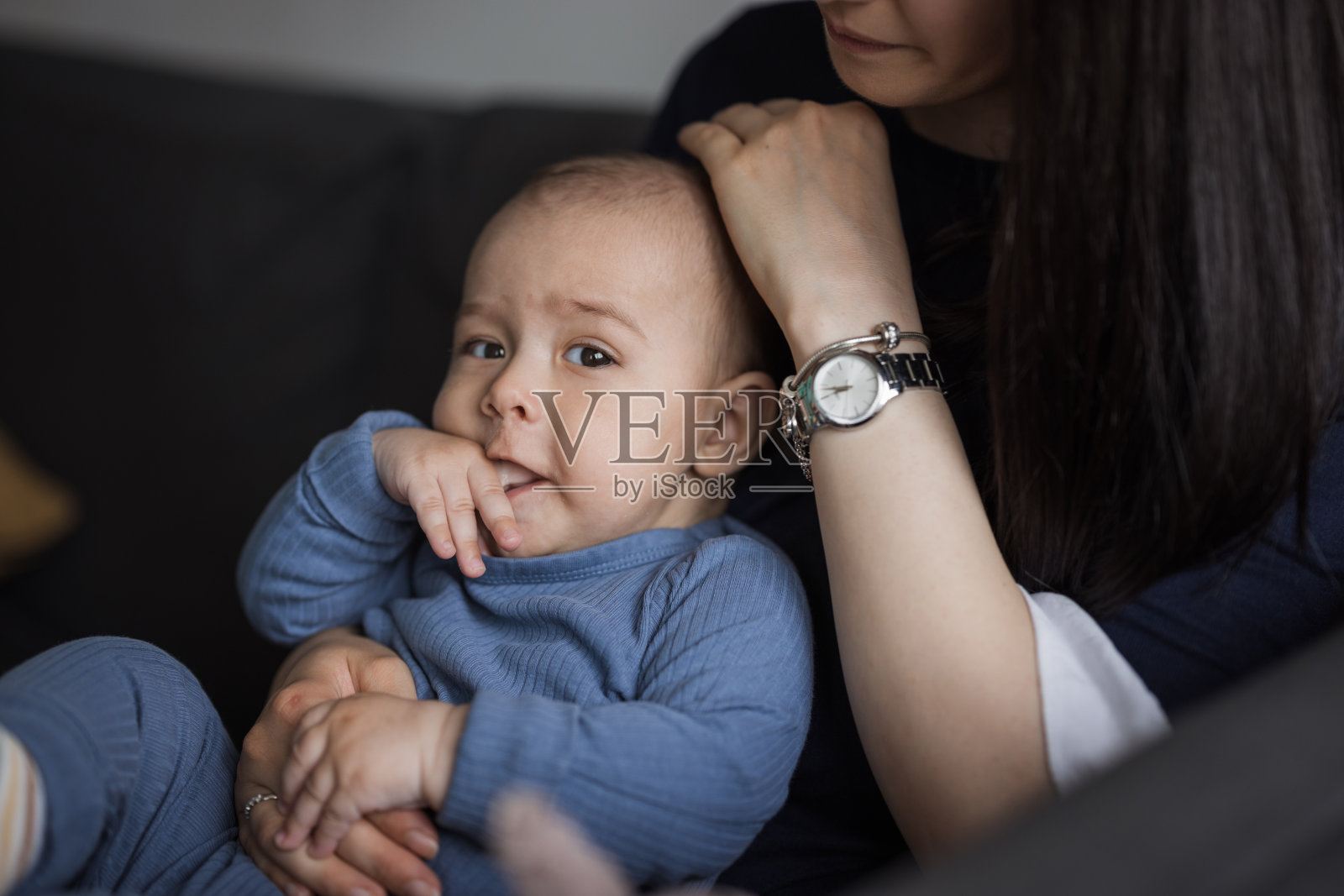 母亲坐着抱着婴儿照片摄影图片