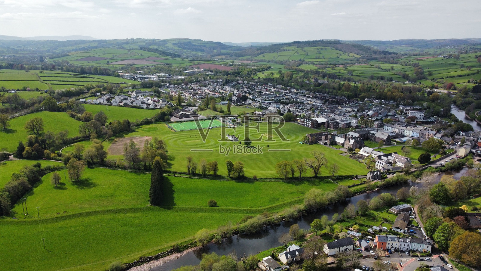 在一个阳光明媚的日子里，鸟瞰乡村风景中的足球场照片摄影图片