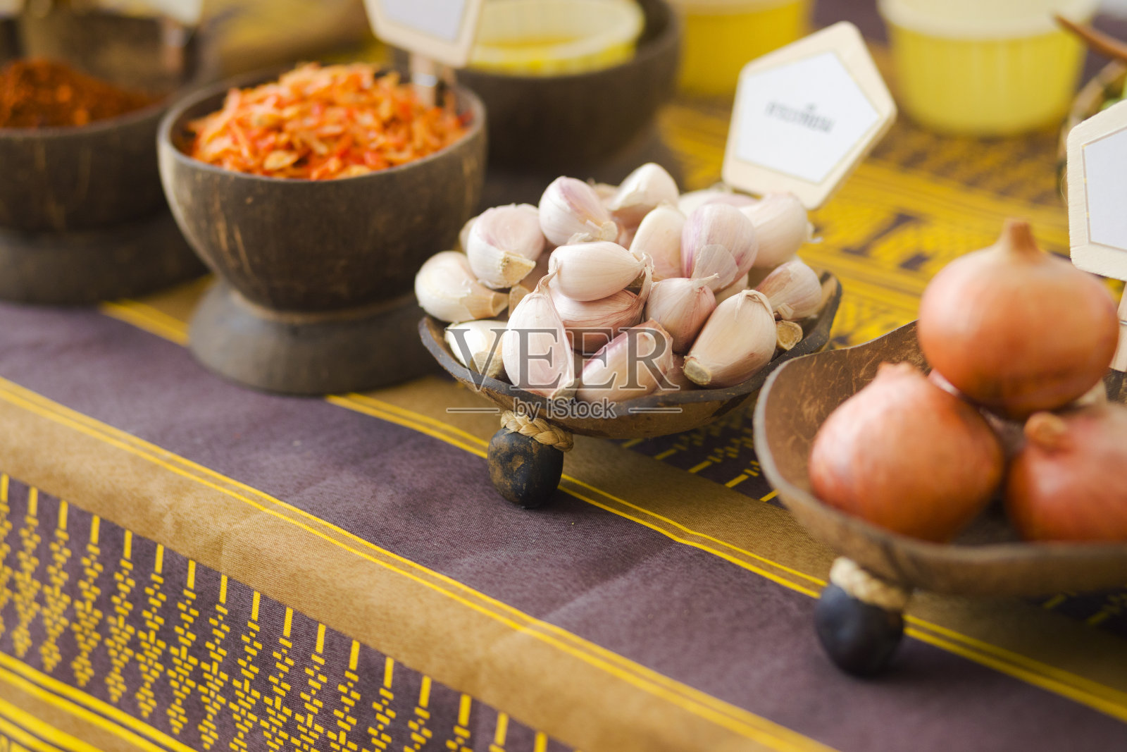 小碗里有泰式香蕉虾辣椒的配料照片摄影图片