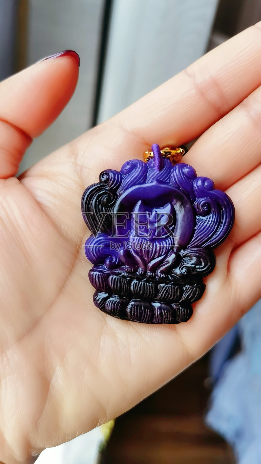 而近年吊坠照片摄影图片