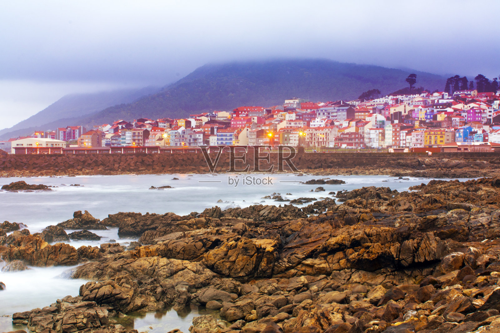 西班牙加利西亚蓬特维德拉省圣泰格拉山的瓜达渔村和港口。照片摄影图片