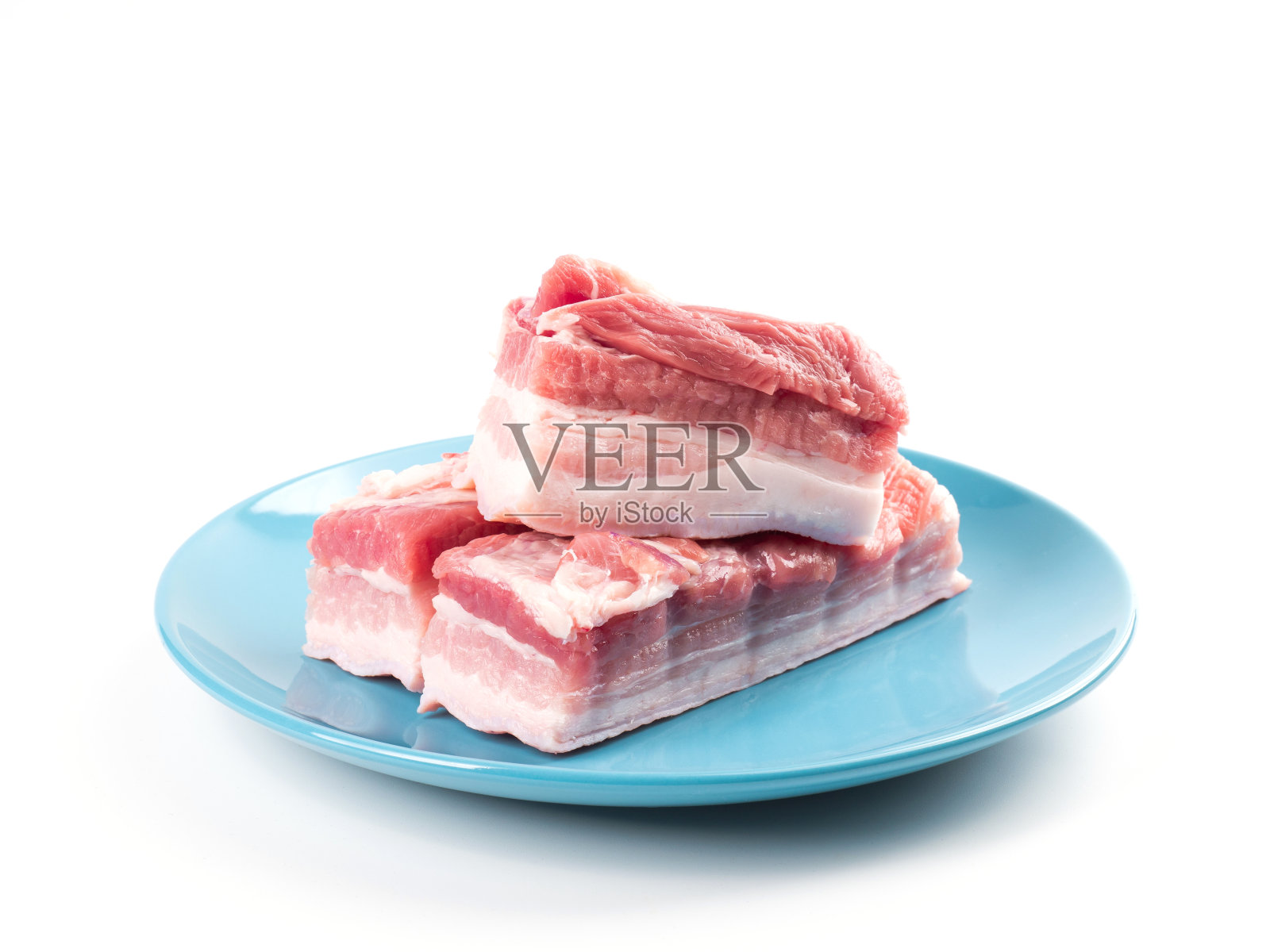 白底蓝盘新鲜五花肉照片摄影图片